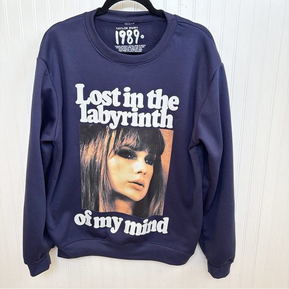 Taylor Swift 1989 Navy Blue “Lost in the Labyrinth of My Mind” Sweatshirt XL - Picture 1 of 3
